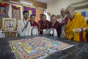 Его Святейшество Далай-лама рассматривает песочную мандалу, которую монахи строят в "Сомая Видьявихаре" в рамках фестиваля тибетской культуры. Мумбаи, Индия. 30 мая 2014 г. Фото: Тензин Чойджор (офис ЕСДЛ)