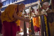 Его Святейшество Далай-лама зажигает масляный светильник у портретов основателей "Сомая Видьявихары". Мумбаи, Индия. 30 мая 2014 г. Фото: Тензин Чойджор (офис ЕСДЛ)