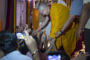 Дээрхийн Гэгээнтэн Далай Лам үдээс өмнөх номын айлдвараа өндөрлөсний дараа цугласан олонтой гар барин мэндчилж байгаа нь. Энэтхэг, Мумбай, Сомайяа Видяавихар, 2014.5.30. Гэрэл зургийг Тэнзин Чоежор/ДЛО
