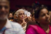 Дээрхийн Гэгээнтний айлдварыг сонсож буй хүмүүс. Энэтхэг, Мумбай, Сомайяа Видяавихар, 2014.5.30. Гэрэл зургийг Тэнзин Чоежор/ДЛО