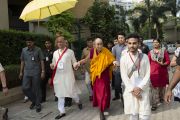 Дээрхийн Гэгээнтэн Далай Лам "Сомайяа Траст"-н ерөнхийлөгч Самир Сомайяагийн хамтаар Сомайяа Видяавихарт зохион байгуулагдаж буй Төвдийн фестивал үзэхээр морилон байгаа нь. Энэтхэг, Мумбай. 2014.05.30. Зургийг Тэнзин Чойжор /ДЛО