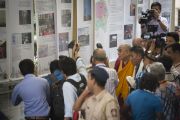 Его Святейшество Далай-лама осматривает выставку, посвященную Тибету, которая проходит в "Сомая Видьявихаре" в рамках фестиваля тибетской культуры. Мумбаи, Индия. 30 мая 2014 г. Фото: Тензин Чойджор (офис ЕСДЛ)