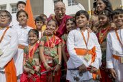Дээрхийн Гэгээнтэн Далай Лам өөрийг нь угтан авсан тус сургуулийн хүүхдүүдтэй хамт зургаа авхуулав. Энэтхэг, Мумбай. 2014.05.31 Гэрэл зургийг Тэнзин Чоежор/ДЛО
