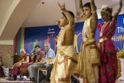Сомайяа сургуулийн нээлтийн арга хэмжээний үед сурагчид Дээрхийн Гэгээнтэнд зориулж бүжиглэж байгаа нь. Энэтхэг, Мумбай. 2014.5.31. Гэрэл зургийг Тэнзин Чоежор/ДЛО
