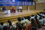 Дээрхийн Гэгээнтэн Далай Лам Сомайяа сургуулийн багш,сурагчдын өмнө үг хэлж байгаа нь. Энэтхэг, Мумбай. 2014.5.31. Гэрэл зургийг Тэнзин Чоежор/ДЛО
