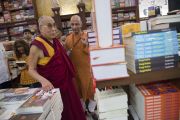 Дээрхийн Гэгээнтэн Далай Лам үүдэнд зогсон хүлээж байсан хөгжлийн бэрхшээлтэй хүнийг дотночилон уулзав. Энэтхэг, Мумбай. 2014.6.1. Гэрэл зургийг Тэнзин Чоежор /ДЛО