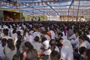 Несколько тысяч тибетцев собрались в Тибетской детской деревне, чтобы получить учения от Его Святейшества Далай-ламы. Дхарамсала, Индия. 6 июня 2014 г. Фото: Тензин Чойджор (офис ЕСДЛ)