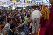 Его Святейшество Далай-лама покидает Тибетскую детскую деревню по окончании ритуала посвящения Авалокитешвары. Дхарамсала, Индия. 6 июня 2014 г. Фото: Тензин Чойджор (офис ЕСДЛ)