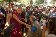 Его Святейшество Далай-лама здоровается со своими почитателями в институте Ламы Цонкапы в Помае. 10 июня 2014 г. Тоскана, Италия. Фото: FilmPRO