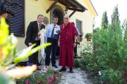 Его Святейшество Далай-лама у входа в свою резиденцию в Институт ламы Цонкапы в Помае. Тоскана, Италия. 11 июня 2014 г. Фото: FilmPRO