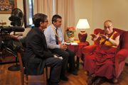 Его Святейшество Далай-лама дает интервью итальянскому телевидению в Институте ламы Цонкапы в Помае. Тоскана, Италия. 12 июня 2014 г. Фото: FilmPRO