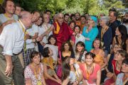 Его Святейшество Далай-лама фотографируется на память со своими почитателями в Институте ламы Цонкапы в Помае. Тоскана, Италия. 13 июня 2014 г. Фото: FilmPRO