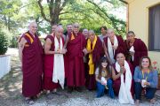 Его Святейшество Далай-лама фотографируется на память с ламой Сопой, некоторыми из членов совета директоров и постоянными учителями Института ламы Цонкапы в Помае. Тоскана, Италия. 11 июня 2014 г. Фото: FilmPRO