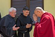 Его Святейшество Далай-лама приветствует монахов-францисканцев из монастыря Св. Франциска в Ассизи. Помая, Тоскана, Италия. 12 июня 2014 г. Фото: FilmPRO
