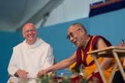 Его Святейшество Далай-лама и отец Лоренс Фримэн, директор Всемирного общества христианской медитации, в институте ламы Цонкапы в Помае. Тоскана, Италия. 13 июня 2014 г. Фото: FilmPRO