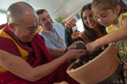 Его Святейшество Далай-лама вместе с местными детьми сажает деревце на площадке для будущего монастыря Лунгток Чойкорлинг в Помае. Тоскана, Италия. 13 июня 2014 г. Фото: FilmPRO