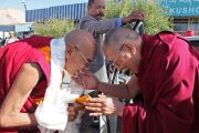 Ганден Трипа Ризонг Ринпоче встречает Его Святейшество Далай-ламу в аэропорту Леха. Ладак, штат Джамму и Кашмир, Индия. 17 июня 2014 г. Фото: Джигме Церинг.
