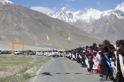 Местные жители приветствуют Его Святейшество Далай-ламу в Занскаре. Штат Джамму и Кашмир, Индия. 23 июня 2014 г. Фото: Тензин Чойджор (Офис ЕСДЛ)