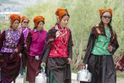Первый день учений Его Святейшества Далай-ламы в Падуме. Молодые женщины несут чай для слушателей. Занскар, штат Джамму и Кашмир, Индия. 23 июня 2014 г. Фото: Тензин Чойджор (Офис ЕСДЛ)
