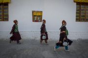 Местные жители несут чай для участников учений Его Святейшества Далай-ламы в Падуме. Занскар, штат Джамму и Кашмир, Индия. 24 июня 2014 г. Фото: Тензин Чойджор (офис ЕСДЛ)