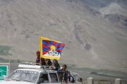 Заключительный день учений Его Святейшества Далай-ламы в Падуме. Над машиной местных жителей, едущих на учений, развивается тибетский флаг. Занскар, штат Джамму и Кашмир, Индия. Фото: Тензин Чойджор (офис ЕСДЛ)