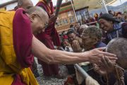 Заключительный день учений Его Святейшества Далай-ламы в Падуме. Его Святейшество приветствует пожилых слушателей перед началом учений. Занскар, штат Джамму и Кашмир, Индия. Фото: Тензин Чойджор (офис ЕСДЛ)
