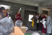 Его Святейшество Далай-лама на строительстве медицинского центра в Падуме. Занскар, штат Джамму и Кашмир, Индия. Фото: Тензин Чойджор (офис ЕСДЛ)