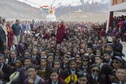 Его Святейшество Далай-лама фотографируется на память с учениками и сотрудниками средней школы Ламдрон в Падуме. Занскар, штат Джамму и Кашмир, Индия. Фото: Тензин Чойджор (офис ЕСДЛ)