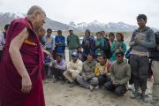 Его Святейшество Далай-лама беседует с непальскими строителями в Падуме. Занскар, штат Джамму и Кашмир, Индия. Фото: Тензин Чойджор (офис ЕСДЛ)