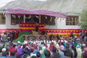 Его Святейшество Далай-лама выступает в средней школе в Падуме. Занскар, штат Джамму и Кашмир, Индия. Фото: Тензин Чойджор (офис ЕСДЛ)