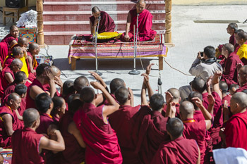 Далай-лама открыл летний семинар о совершенной мудрости и освятил статую Будды