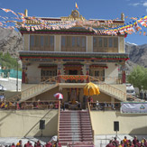 Далай-лама открыл летний семинар о совершенной мудрости и освятил статую Будды
