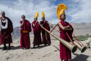 Монахи играют на традиционных длинных трубах, встречая Его Святейшество Далай-ламу в монастыре Петхуб. Ладак, штат Джамму и Кашмир, Индия. 29 июня 2014 г. Фото: Тензин Чойджор (офис ЕСДЛ)