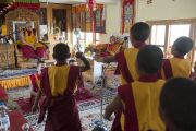 Монахи тантрического монастыря Гьюдзин проводят философский диспут в присутствии Его Святейшества Далай-ламы. Ладак, штат Джамму и Кашмир, Индия. 29 июня 2014 г. Фото: Тензин Чойджор (офис ЕСДЛ)