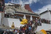 Его Святейшество Далай-лама уезжает из монастыря Петхуб в Лехе. Ладак, штат Джамму и Кашмир, Индия. 29 июня 2014 г. Фото: Тензин Чойджор (офис ЕСДЛ)