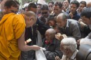 Его Святейшество Далай-лама подносит пожилому тибетцу хадак и пилюли в поселении Ней. Ладак, штат Джамму и Кашмир, Индия. 30 июня 2014 г. Фото: Тензин Чойджор (офис ЕСДЛ)
