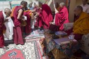 Ганден Трипа Ризонг Ринпоче выдает монахам сертификаты на торжественном открытии семинара по теме "Парчин (совершенная мудрость) в монастыре Ликир. Ладак, штат Джамму и Кашмир, Индия. 30 июня 2014 г. Фото: Тензин Чойджор (офис ЕСДЛ)