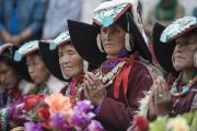 Ладакские женщины в национальных костюмах слушают Его Святейшество Далай-ламу в поселении Ней. Ладак, штат Джамму и Кашмир, Индия. 30 июня 2014 г. Фото: Тензин Чойджор (офис ЕСДЛ)