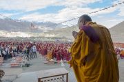 Его Святейшество Далай-лама приветствует собравшихся в монастыре Ликир перед началом учений. Ладак, штат Джамму и Кашмир, Индия. 1 июля 2014 г. Фото: Тензин Чойджор (офис ЕСДЛ)