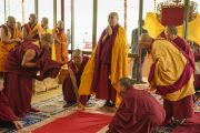 Его Святейшество Далай-лама готовится совершать простирания в начале первого дня учений Калачакры. Лех, Ладак, штат Джамму и Кашмир, Индия. 3 июля 2014 г. Фото: Мануэль Бауэр