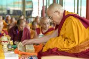 Его Святейшество Далай-лама в первый день учений Калачакры. Лех, Ладак, штат Джамму и Кашмир, Индия. 3 июля 2014 г. Фото: Мануэль Бауэр