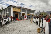 Местные жители собрались у нового административного здания района Сонамлинг, построенного на средства из Фонда Далай-ламы, в ожидании прибытия Его Святейшества. Лех, Ладак, штат Джамму и Кашмир, Индия. 3 июля 2014 г. Фото: Мануэль Бауэр