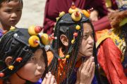 Тибетцы слушают речь Его Святейшества Далай-ламы в школе "Тибетская детская деревня Чогламсар" неподалеку от Леха. Ладак, штат Джамму и Кашмир, Индия. 3 июля 2014 г. Фото: Мануэль Бауэр