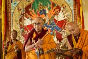 Его Святейшество Далай-лама готовится освящать место проведения учений Калачакры. Ладак, штат Джамму и Кашмир, Индия. 3 июля 2014 г. Фото: Мануэль Бауэр