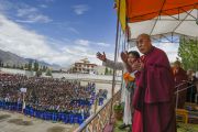 Его Святейшество Далай-лама в школе "Тибетская детская деревня Чогламсар" неподалеку от Леха. Ладак, штат Джамму и Кашмир, Индия. 3 июля 2014 г. Фото: Мануэль Бауэр