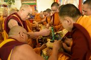 Его Святейшество Далай-лама совершает приготовления перед началом построения мандалы Калачакры. Ладак, штат Джамму и Кашмир, Индия. 3 июля 2014 г. Фото: Мануэль Бауэр