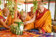 Его Святейшество Далай-лама проводит ритуалы подготовки и освящения пространства для посвящения Калачакры. Лех, Ладак, штат Джамму и Кашмир, Индия. 4 июля 2014 г. Фото: Мануэль Бауэр.