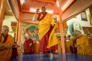 Его Святейшество Далай-лама проводит ритуалы подготовки и освящения площадки, на которой монахи монастыря Намгьял построят мандалу Калачакры. Лех, Ладак, штат Джамму и Кашмир, Индия. 4 июля 2014 г. Фото: Мануэль Бауэр.