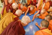 Его Святейшество Далай-лама и монахи монастыря Намгьял размечают площадку, на которой будет построена мандала Калачакры. Лех, Ладак, штат Джамму и Кашмир, Индия. 4 июля 2014 г. Фото: Мануэль Бауэр.