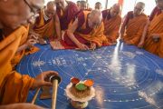 Его Святейшество Далай-лама насыпает первые крупинки цветного песка в начале строительства мандалы Калачкры. Лех, Ладак, штат Джамму и Кашмир, Индия. 5 июля 2014 г. Фото: Манэль Бауэр.